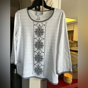 Like New Alfred Dunner Medium shirt. Excellent condition!